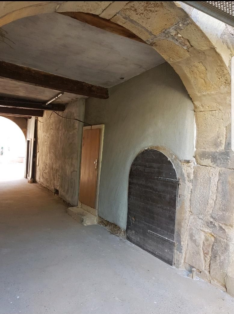 Sandsteinmauer neu verfugt und Wand mit Naturmaterial gedämmt